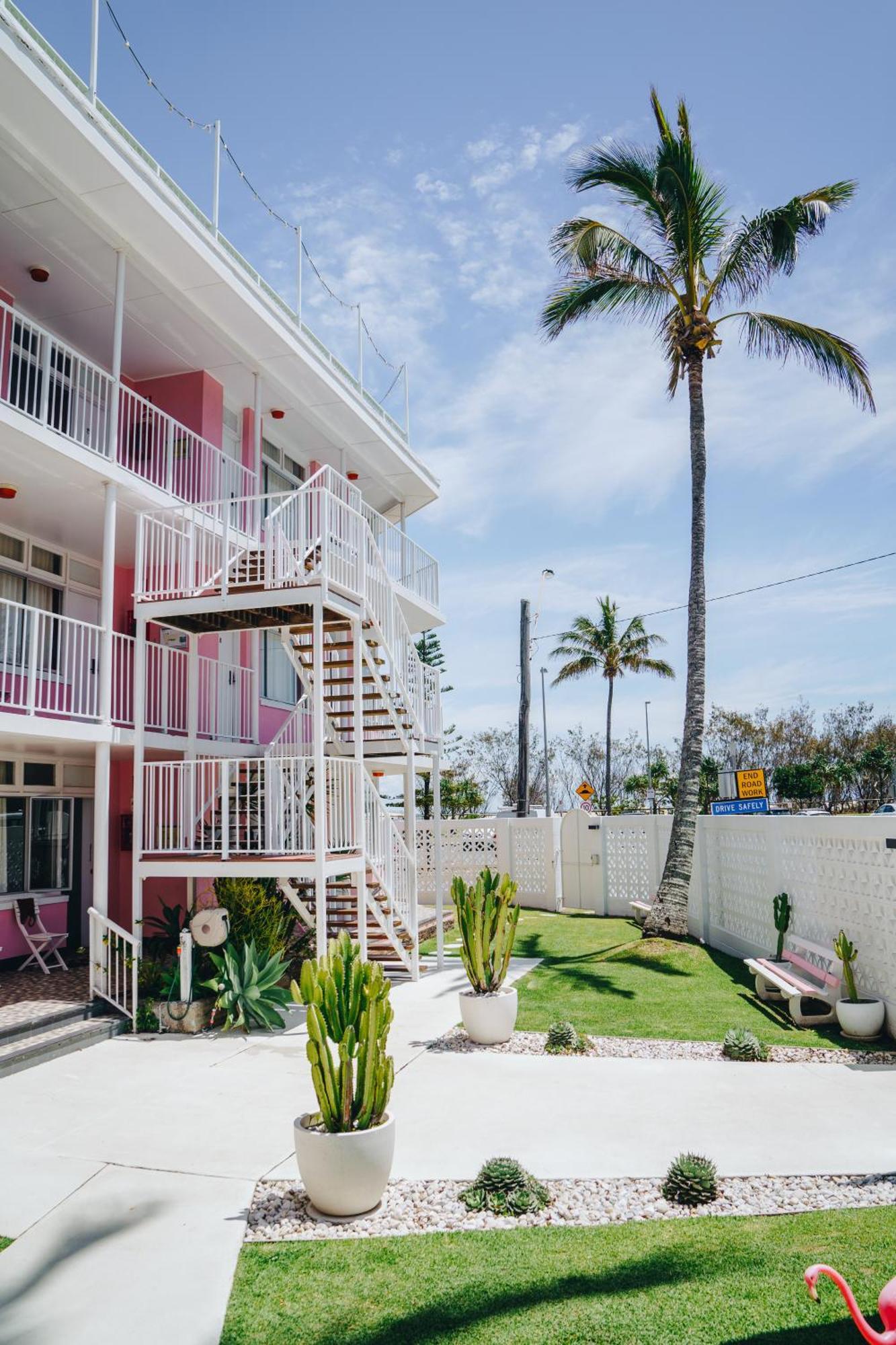 The Pink Hotel Coolangatta Gold Coast Exterior photo