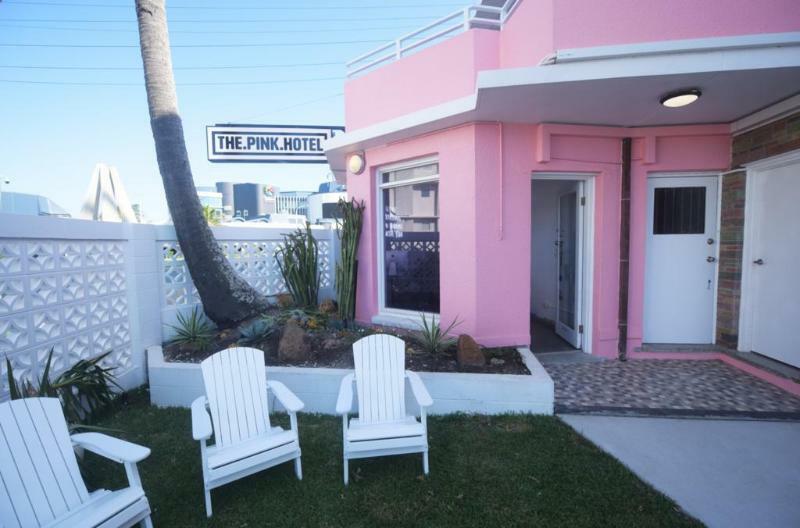 The Pink Hotel Coolangatta Gold Coast Exterior photo