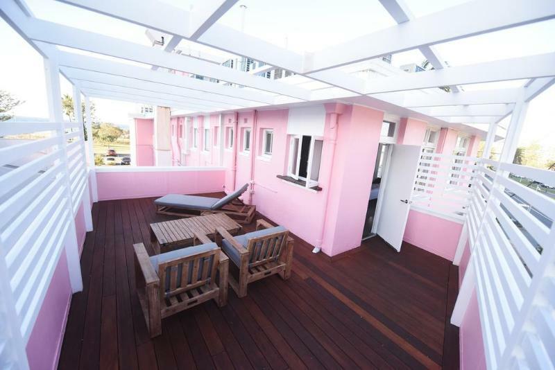 The Pink Hotel Coolangatta Gold Coast Exterior photo